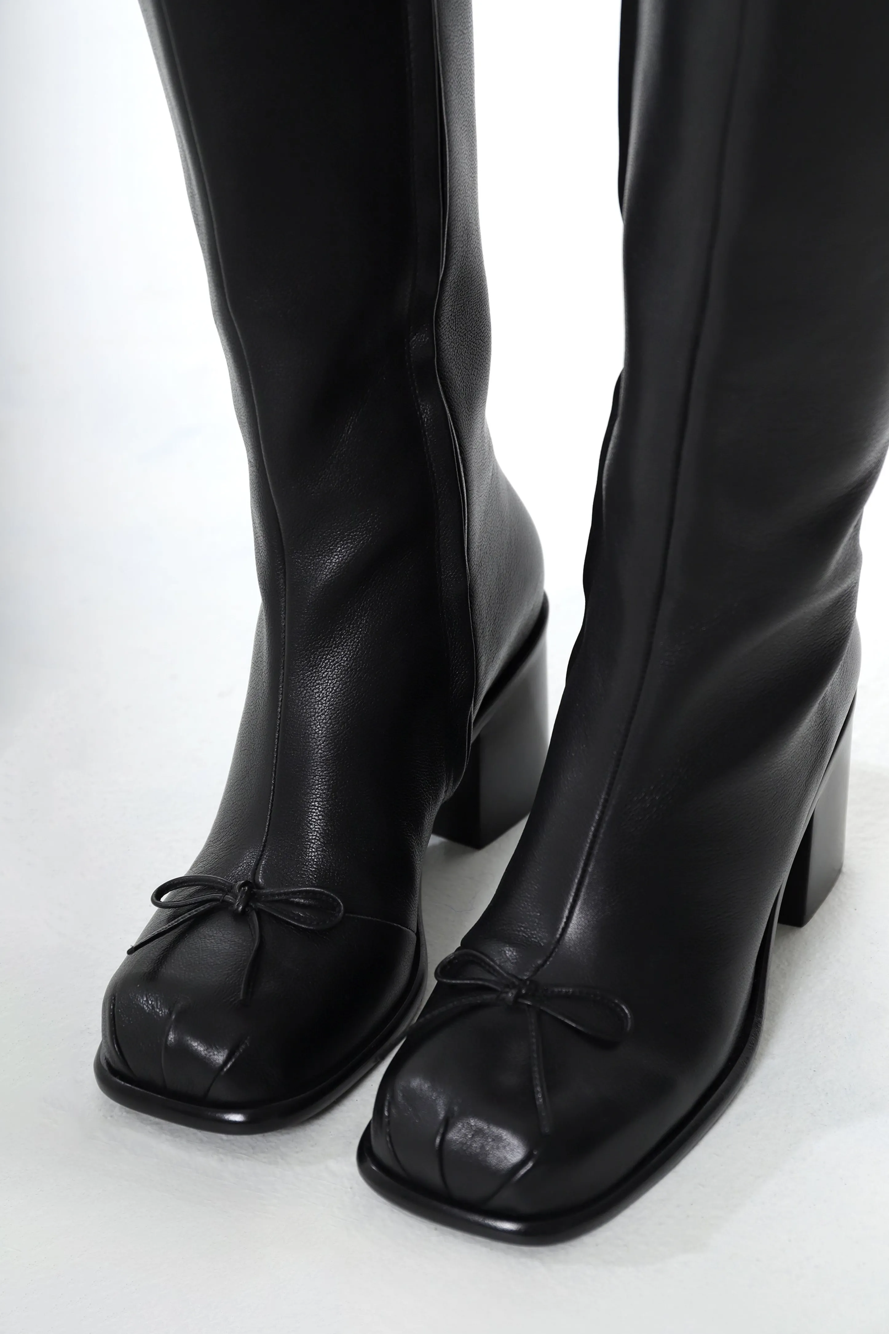 KNEE HIGH POINTE BOOT IN BLACK